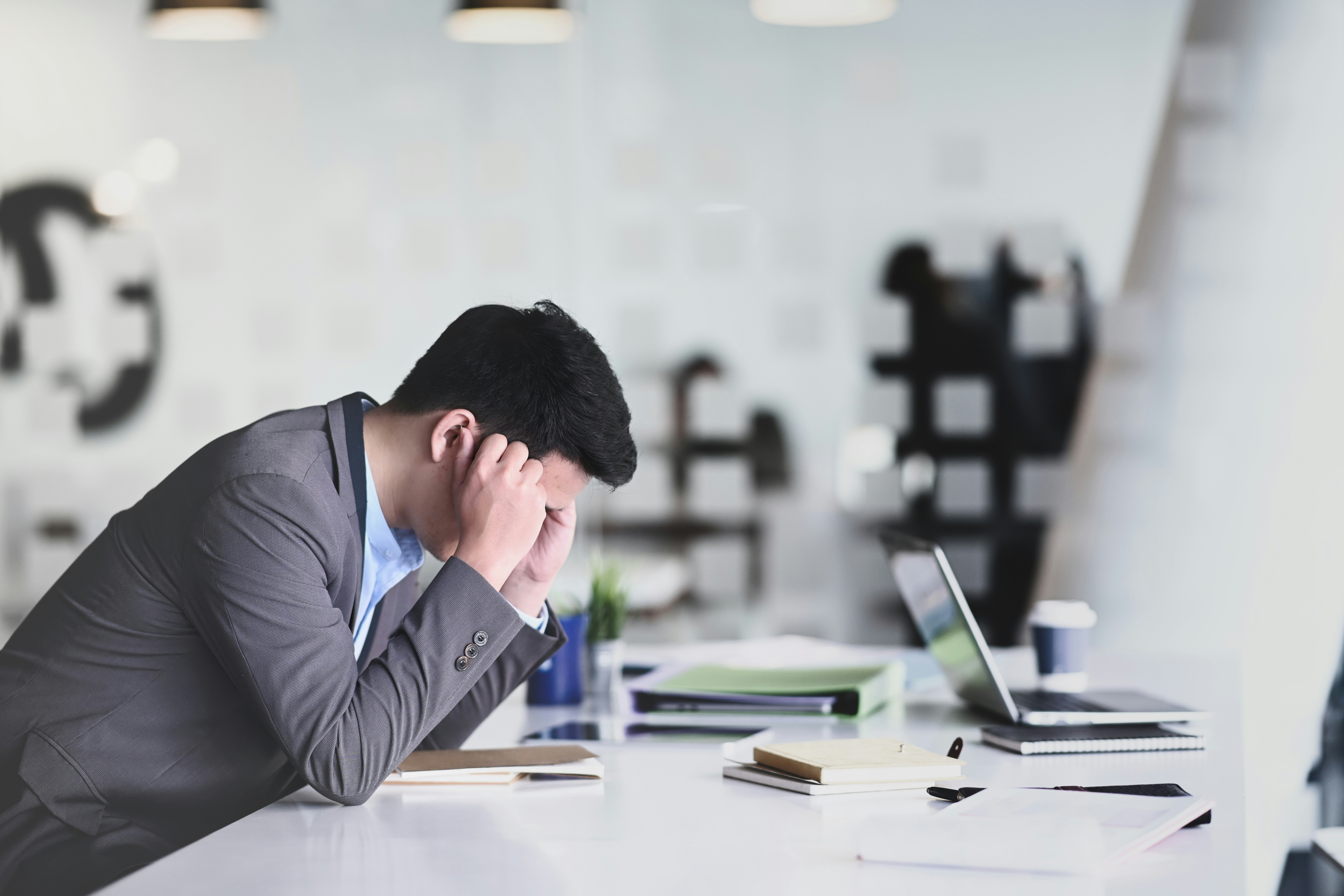 無理して働く「プレゼンティーズム」を防ぐ、人的資本投資としての休業支援