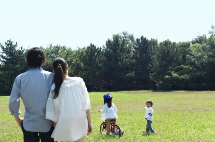 自転車で遊ぶ子供とその家族