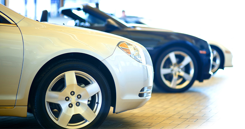【800万円の車のローン返済額は月々いくら?】審査に通りやすい年収や負担費用まで徹底解説