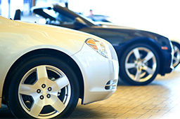 【800万円の車のローン返済額は月々いくら？】審査に通りやすい年収や負担費用まで徹底解説